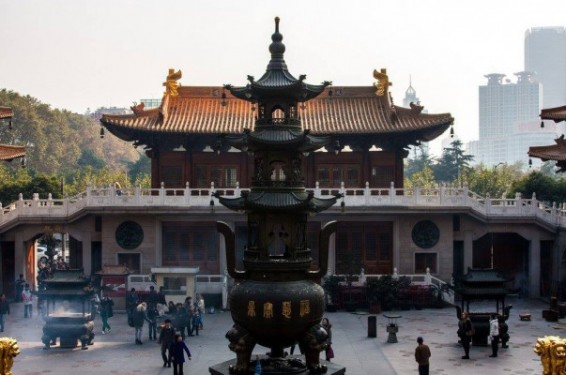 Video. Չինաստանում տեղափոխել են 2000 տոննա կշռող տաճարը