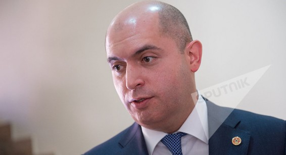 Ашотян подарил азербайджанскому чиновнику книгу об армянофобии