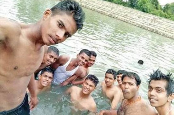 Հնդիկ ուսանողների մտահոգիչ սելֆին. մինչ նրանք լուսանկարվում են, ընկերներից մեկը խեղդվում է նրանց կողքին