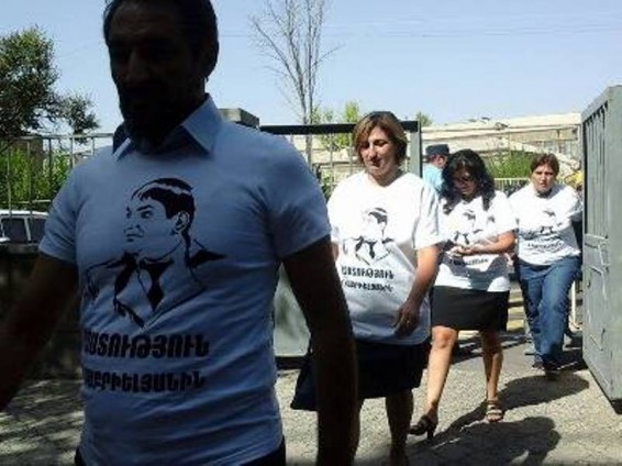 Փաստաբանները` «Ազատություն Արտուշ Գաբրիելյանին» գրությամբ շապիկներով. դատավորը հեռացավ խորհրդակցական սենյակ