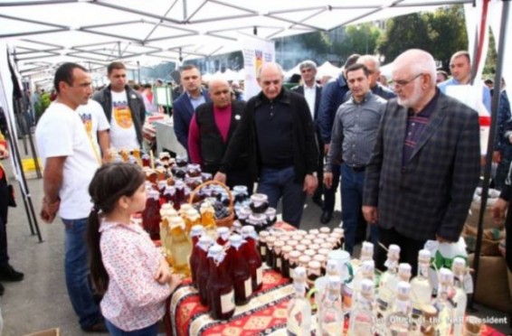Բակո Սահակյանն այցելել է Գյուղատնտեսության աշխատողի օրվա առթիվ Ստեփանակերտում կազմակերպված տոնավաճառ