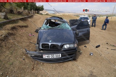 Կոտայքի մարզում 25-ամյա վարորդը BMW-ով բախվել է կամրջի բետոնե սյանն ու 30 մետր գլխիվայր շրջվելով՝ հայտնվել դաշտում. կան վիրավորներ