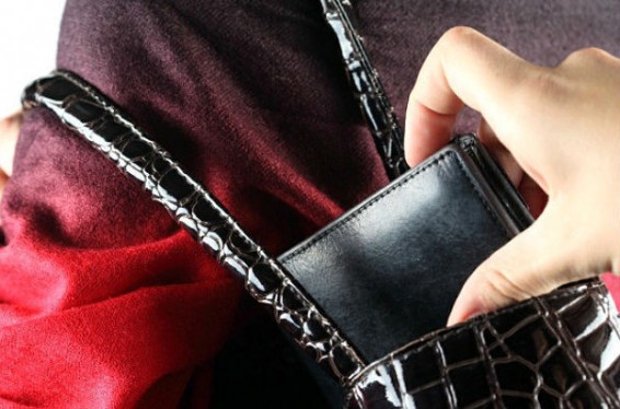 Ավտոբուսում կնոջ դրամապանակը գողացած 18-ամյա երիտասարդը բերման է ենթարկվել ոստիկանություն