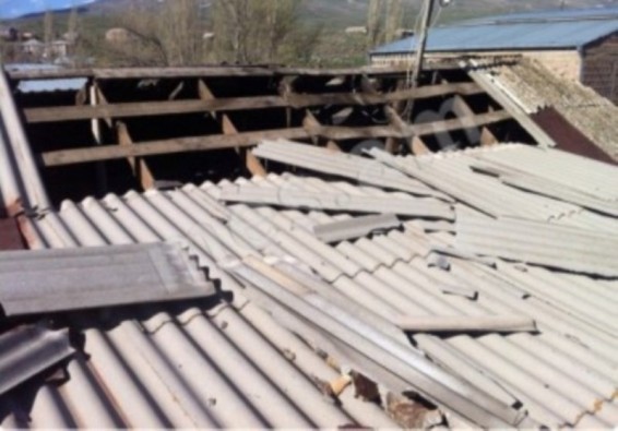 Ուժեղ քամուց վնասվել է տանիք