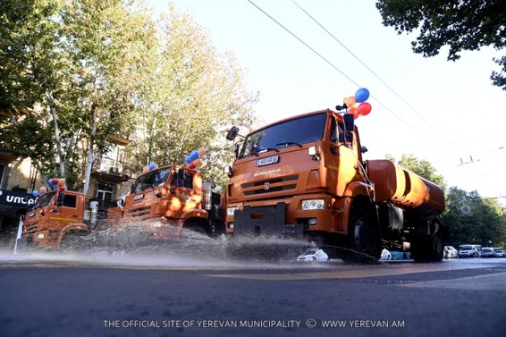 «Էրեբունի-Երևան-2799». «Երևան՝ սիրո քաղաք» ծրագիրը մեկնարկել է ջրցան մեքենաների արդեն ավանդական դարձած տոնական շքերթով