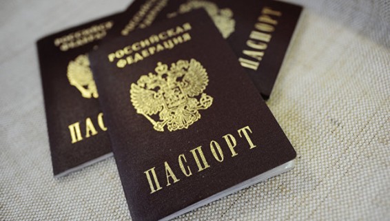 Двенадцать человек отказались от паспортов Эстонии ради гражданства РФ