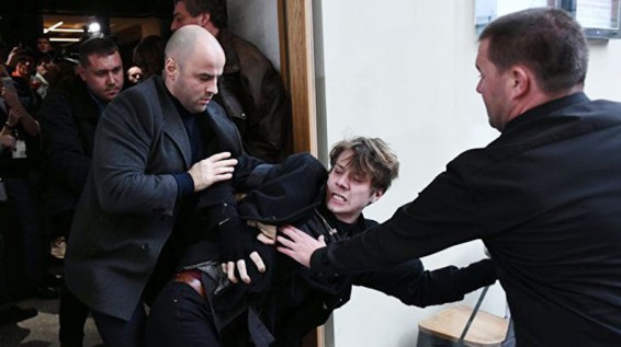 Video. Ձիու դիմակով տղամարդը` Քսենիա Սոբչակի ասուլիսին