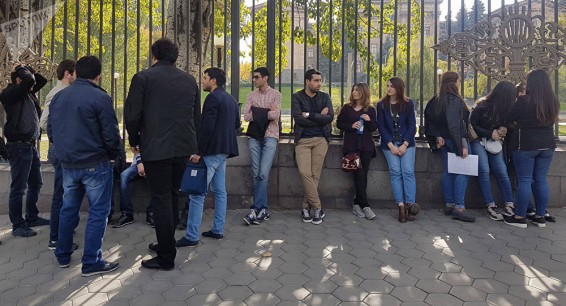 Студенческий марш в Ереване: учащиеся против отмены права на отсрочку в армии