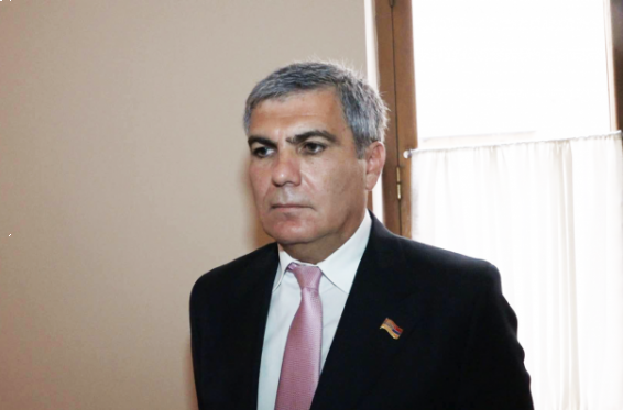 Խնդիրն այն չէ, որ Ռուսաստանը մեզ վարկ է տալիս ու պարտադրում իր հին զենքը գնել, խնդիրը մեզանում է. փորձե՞լ ենք Իսրայելից, Չինաստանից զենք գնել. Արամ Սարգսյան