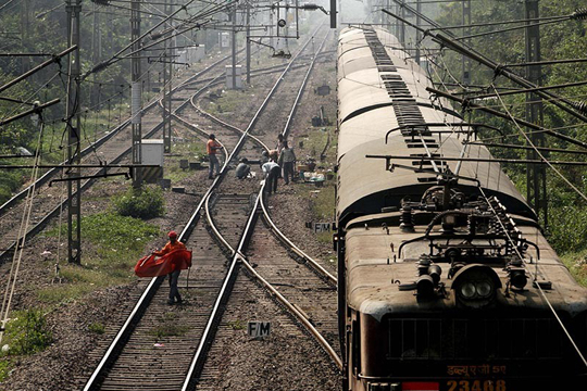 Հնդկաստանում հայրը գնացքից նետել է չորս դուստրերին՝ պատճառաբանելով, որ չէր կարող կերակրել և նրանց համար օժիտի գումար վաստակել