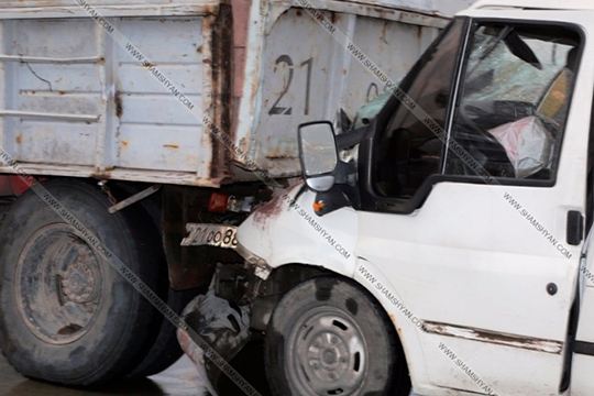 Երևան-Գյումրի ճանապարհին բախվել են Ford Transit-ն ու քարով բարձված ЗИЛ-ը. կան վիրավորներ