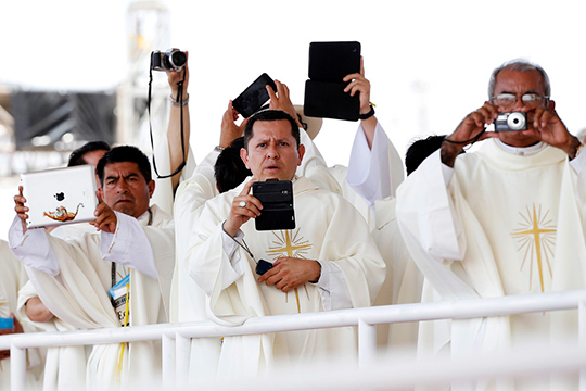 Հռոմի պապը խնդրել է հոգևորականներին չլուսանկարել իրեն պատարագի ժամանակ