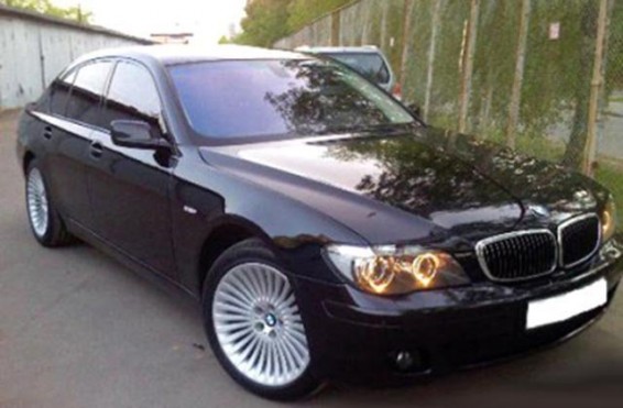 Արտակարգ դեպք Երևանում. մայրը դիմել է Ոստիկանություն և հայտնել, որ 27-ամյա որդին BMW-ով փորձել է իրեն ու աղջկան վրաերթի ենթարկելով՝ սպանել