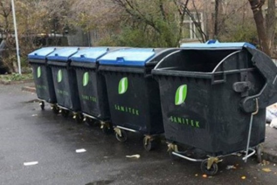 Գլխավոր փողոցներում տեղակայված աղբամանների համար կառուցվել են հատուկ հարթակ-գրպանիկներ