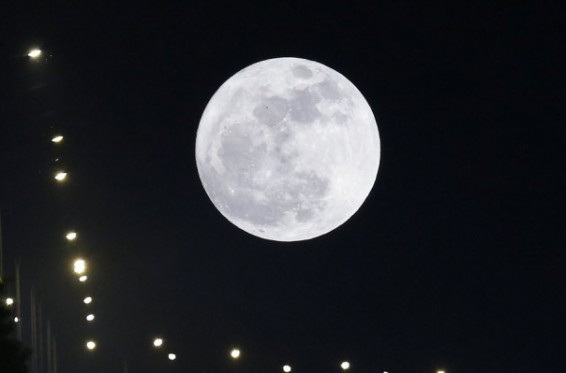 Video. Համացանցում հայտնվել է այս գիշեր երկնքում հայտնված գերլուսնի տեսագրությունը