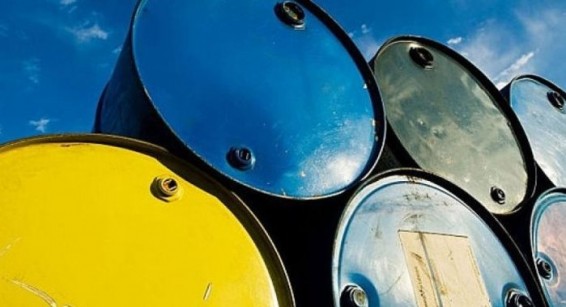 Нефть снова дорожает на фоне ослабления доллара и референдума в Британии