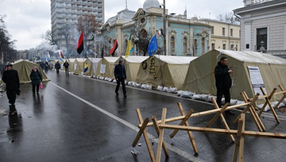 В Киеве люди собираются на митинг у Рады