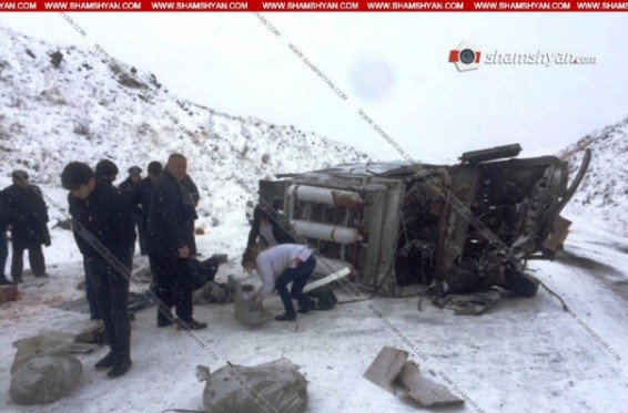Սյունիքի մարզում բախվել են УАЗ-ն  Mercedes Sprinter-ը. УАЗ-ը կողաշրջվել է, կա վիրավոր. Shamshyan.com