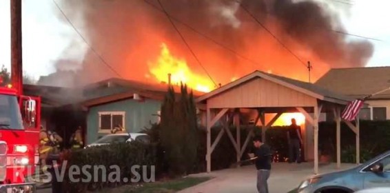 VIDEO: Самолет упал на жилой дом в США, есть погибшие