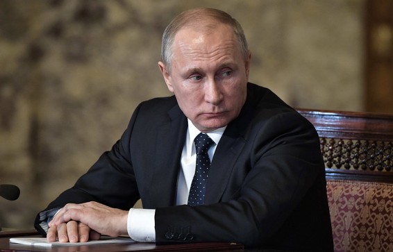 Путин повысил зарплаты чиновников, дипломатов и работников юстиции на 4% в 2018 году
