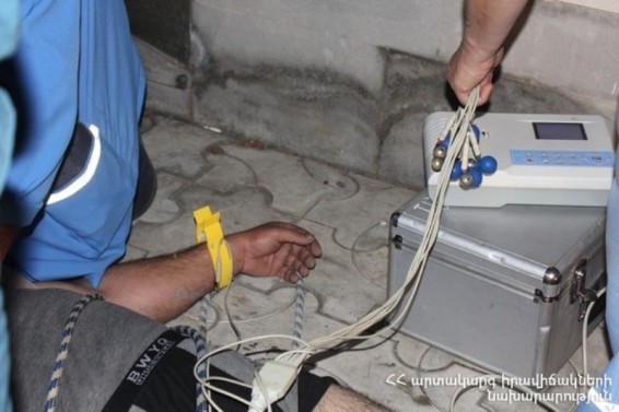 Photo. Դավիթաշենում փրկարարները դիտահորից դուրս են բերել 2 տղամարդու, նրանցից մեկը մահացել է