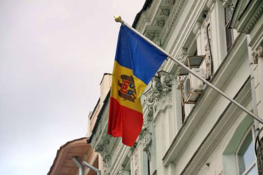 Правительство Молдовы одобрило смену названия языка в Конституции на румынский