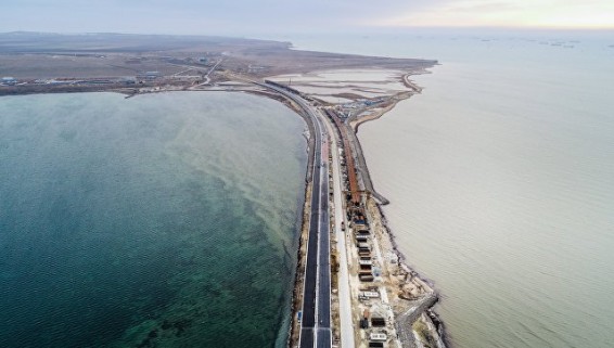 Строители уложили половину асфальтобетонного покрытия моста в Крым