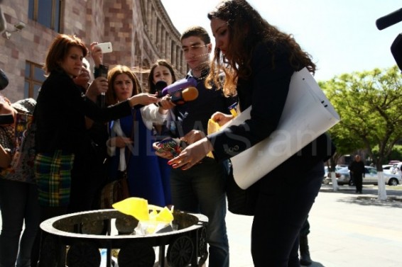 Photo. Կառավարության դիմաց ցուցարարներն աղբամանը լցրին թուրքական ապրանքները