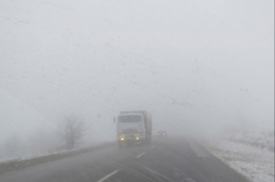 Густой туман накрыл некоторые трассы в Армении