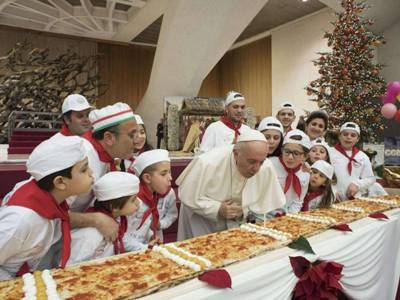 Հռոմի պապը իր ծննդյան օրը նշել է 4 մետրանոց պիցցայով