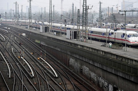 Գերմանացին ողջ է մնացել երկու գնացքի տակ ընկնելուց հետո