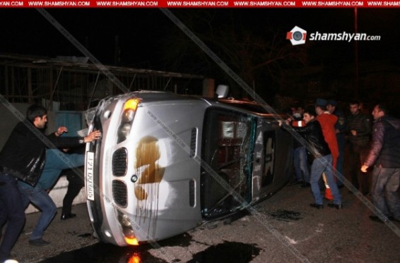 Սարալանջի փողոցում X5-ը բախվել է մայթի եզրաքարերին և կողաշրջվել է. Shamshyan.com