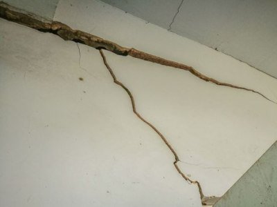 Սարի թաղի տներից մեկում 1,5 մետր խորությամբ փոս է գոյացել. պատերին ճաքեր են առաջացել