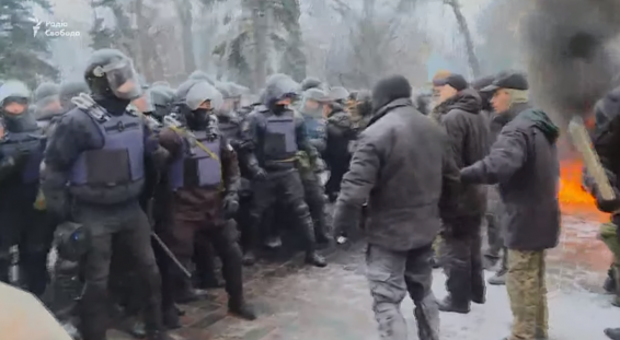 Под Радой начались столкновения, митингующие зажгли шины