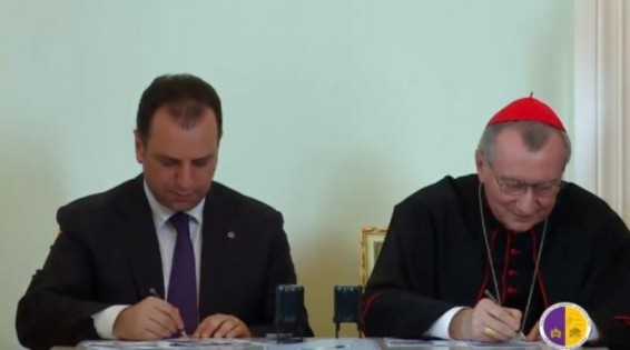 Երևանում մարել են Հռոմի Պապի՝ հայաստանյան այցի առթիվ թողարկված նամականիշը
