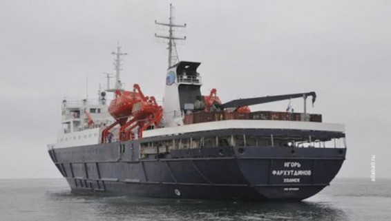VIDEO: Во льдах Охотского моря застрял теплоход с пассажирами