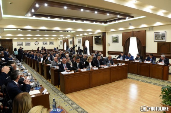 Երևանի ավագանու նիստը՝ ուղիղ. oրակարգում է 24 հարց, այդ թվում՝ Արամ Մանուկյանի հուշարձանի տեղադրմանը հարցը