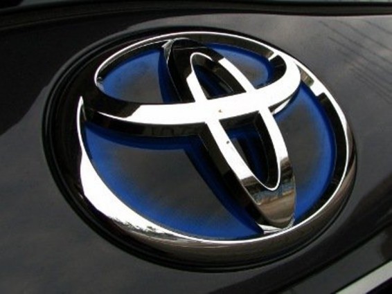 Երեւանում գողացել են Toyota Camry-ի 8 մլն արժողության համարանիշները