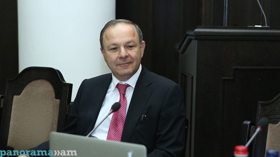 Глава Минздрава Армении Л. Алтунян объяснил шумиху вокруг продажи лекарств неосведомленностью общественности