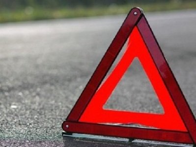 Երեւանում խոշոր բեռնատարը շրջել է երեք սյուներ, վնասել կայանած մեքենան. տարածքը հոսանքազրկվել է
