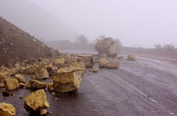 Քարաթափում Ագարակաձոր գյուղի վերջնամասում. ճանապարհը բաց է միակողմանի