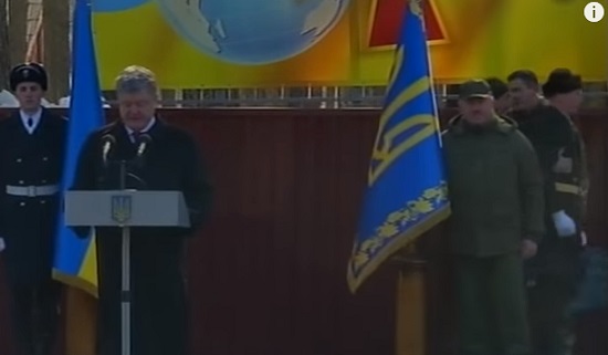 Во время речи Порошенко знаменосец почетного караула упал в обморок