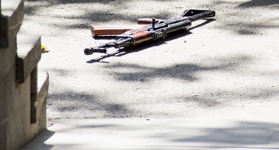 Сумку с боеприпасами и оружием нашли в гараже в Ереване - фото
