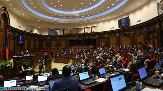 Депутаты НС Армении приняли проект о введении ограничений на размещение стриптиз-клубов, караоке и саун
