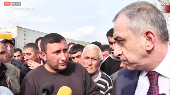 Водители грузовиков перекрыли автотрассу Ереван-Гюмри: Вы заставляете нас уехать из Армении в Сибирь!