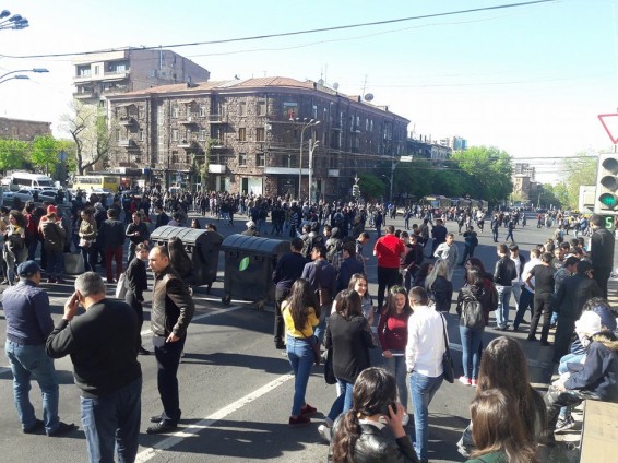 Բժշկական համալսարանի մոտակայքում ուսանողներին միացավ 2 վարորդ՝ հենց փողոցի մեջտեղում թողնելով մեքենաները