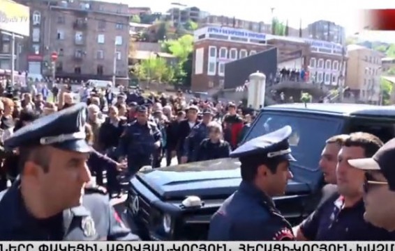 Բախում Հերացի-Կորյուն փողոցների խաչմերուկում. Հարձակվեցին ուսանողների վրա