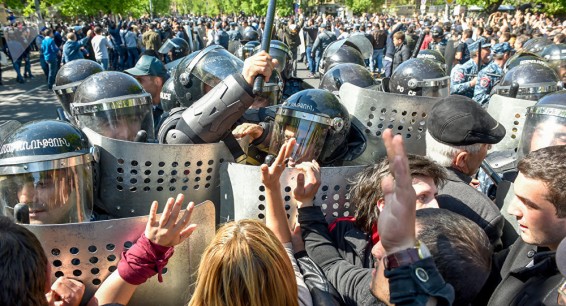 Полиция Армении заявила о готовности применить силу против митингующих