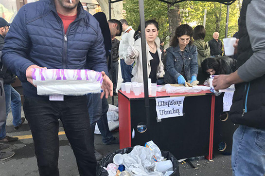 Ցուցարարները պատրաստվում են գիշերել Ֆրանսիայի հրապարակում