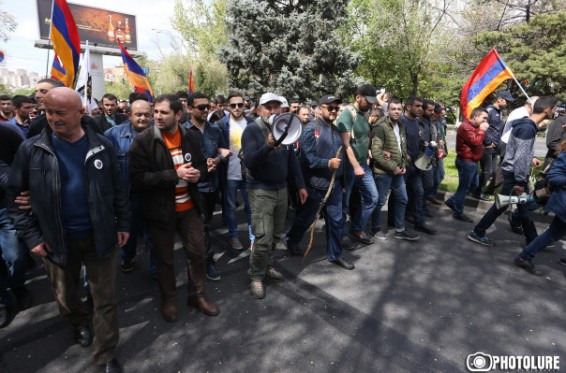 Լարված իրավիճակ` Հալաբյան–Արզումանյան խաչմերուկում. ցուցարարները փորձում են փակել ճանապարհը